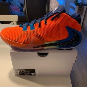 MENS BRAND NEW ZOOM FREAK 1! SIZE 9.5 NEVER WORN